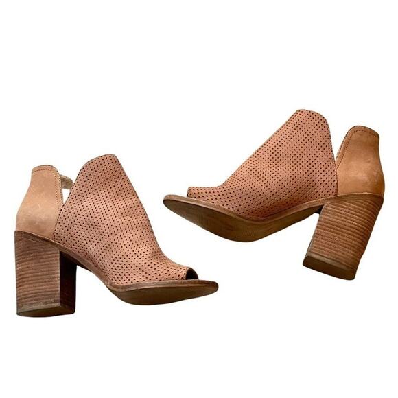 Steve Madden Tala Heeled Perforated Leather Booties Size 8.5 - Picture 2 of 11